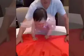 孙女周岁抓周，爷爷满怀期待，可是孙女抓到的“它”气坏了爷爷图片