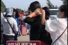 学校不让留长发，家长齐聚校门口给孩子剪发入学图片