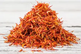 说说中药红花在心血管疾病、中风后遗症和皮肤科疾病的应用图片