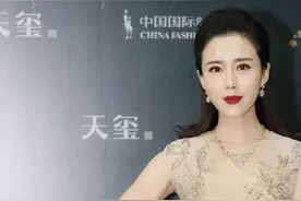 颜丹晨不愧是“气场女王”，穿薄纱刺绣连衣裙高调亮相，气质炸裂图片
