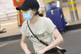 焦俊艳骑行李箱小车现身机场，出行方式好可爱啊图片