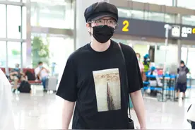 街拍：毛不易现身机场，穿黑T恤配束脚裤搭运动鞋，尽显休闲随性图片