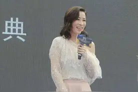 45岁佘诗曼美得优雅，脚踩“两根针”亮相，搭配阔腿裤显高又显瘦图片