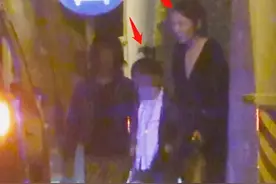 王千源一家三口同框，妻子身材高挑气质出众，女儿长腿吸睛很时尚图片