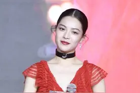 春天来了，想要“颈上添花”，你需要来一条Chocker，黑色最性感图片