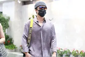 街拍：韩东君穿灰衬衣配休闲裤搭帆布鞋，尽显精致帅气图片