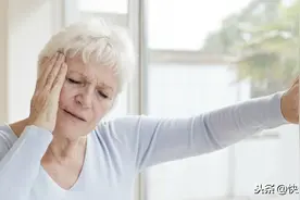 久蹲后，站起眼前发黑是不是患上了某种疾病？医生这样说图片