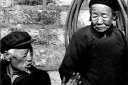 看哭！姐弟恋，包办婚姻生8孩，72年12000张照片又见爱情图片