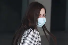女明星也爱玩游戏！baby拿游戏机露面，长发及腰超清纯图片