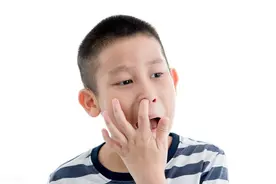 为什么大家都爱抠鼻屎？抠鼻屎会把鼻孔越抠越大吗？图片