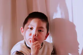 女大学生瞒父母游遍十三国：只需一招，让孩子学会坦诚图片