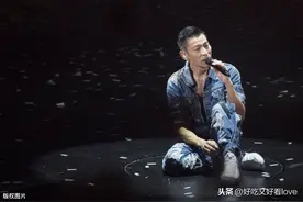 回顾刘德华演唱会现场，万人齐聚，灯光闪烁，华仔依旧那么帅图片