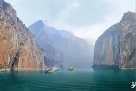 碧水青山 白帆红日 山断江开，东流水回图片