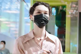 朱正廷只不过是把卷发撩起来，仙子瞬间变混血儿，网友：太优越了图片