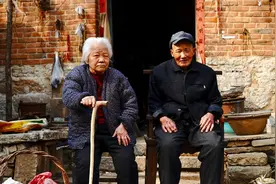职工养老金年年上涨，农村老人该怎么办？为什么差距越来越大？图片