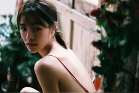 钟楚曦的美背“杀”到我了！攻略快安排一下图片