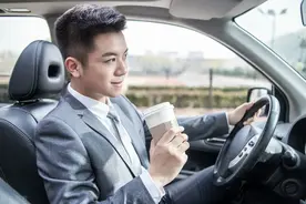 在感情里总是沉默的男人，究竟在想些什么？图片