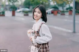 小说：同桌被欺负，我鼓起勇气上前阻拦，遭误伤后她反应让我心凉图片