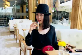 杨钰莹在国外旅游真会穿，奔四奔五女人学一学，气质优雅更显年轻图片