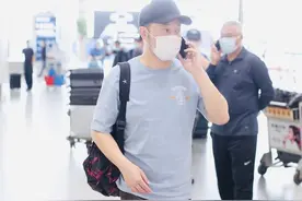 42岁沙溢穿搭有一手，蓝色T恤上身清新养眼，中年大叔们值得学学图片