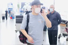 42岁沙溢穿搭有一手，蓝色T恤上身清新养眼，中年大叔们值得学学图片