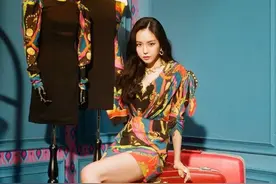 满屏幕都是腿！孙娜恩侧脸杀，气质美艳图片