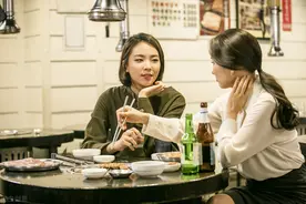 我25岁，她44岁，我俩交往5年后，她把我抛弃了图片