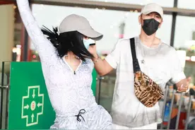钟丽缇夫妇现身机场，49岁身材妖娆迷人，小12岁老公张伦硕太年轻图片