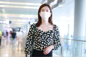 江疏影黑色碎花方领上衣搭牛仔裤，优雅穿搭还有大长腿既视感图片