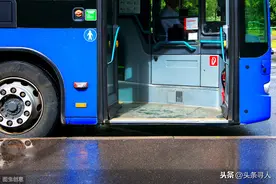 男孩外出打球忘戴口罩，大连613路公交司机不但没赶他下车，还送他个新的图片