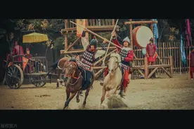 大清一顿残忍午饭，8位大将开心入座，没动筷子人头却落地图片