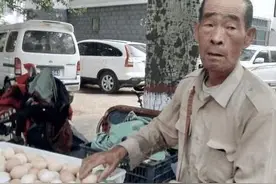 老汉进城给儿子送鸡蛋，儿媳将他赶出门外，悄悄返回后才知真相！图片