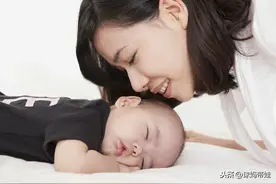 宝宝独爱趴睡，多半是这3个原因。我们该把宝宝翻过来吗？图片