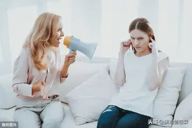 我是一个女孩，18岁前，我妈没给我买过一件新衣服图片