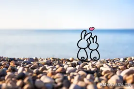 蓝天白云下幸福的夫妇，海滩安上情侣，心似玫瑰图片