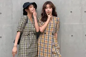 2姐妹街拍：2020抽绳收腰格子时尚连衣裙，图7手拉手拍得真好看图片