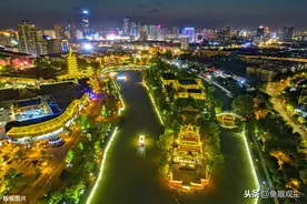 江苏淮安：航拍里运河文化长廊景区美丽夜色，霓虹闪烁，风景如画图片