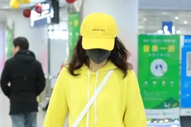 王鸥太“嫩”了，柠檬黄针织卫衣配水洗牛仔裤，气质清新好似少女图片