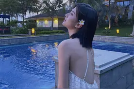 乔欣晒度假美照，碎花半身吊带裙清新又时尚，塑造精致唯美小女人图片