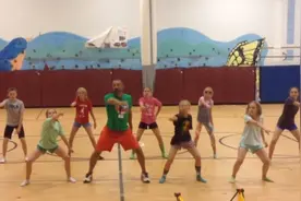 看了这支舞《YMCA》，才知道老师有多阳光孩子有多灿烂图片