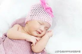 新生儿每天睡几个小时？图片