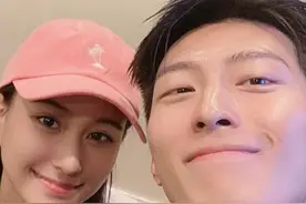 窦骁升级赌王女婿稳了？对何超莲花式宠溺，恋爱日常甜到爆表图片