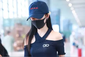 鞠婧祎现身机场，露出美肩美丽动人，小蛮腰被称为蚂蚁腰图片