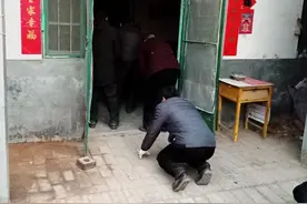 去姑姑家拜年，姑姑拦着不让磕头，别人不磕就我磕，姑姑说我是冤大头图片
