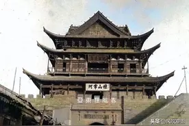 山西临汾1939：平阳府的大鼓楼，半截子插在云里头图片