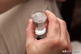 1杯白酒相当于几瓶啤酒？啤酒瓶上8°P是啥意思？看完涨知识了图片