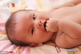 宝宝吃手怎么办？图片