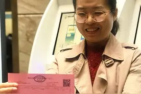 福州开出福建省第一张医疗收费电子票据！保存在手机“电子票夹”里图片