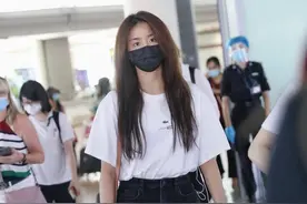金子涵现身机场，黑白穿搭简约时尚，能歌善舞像邻家少女一般图片