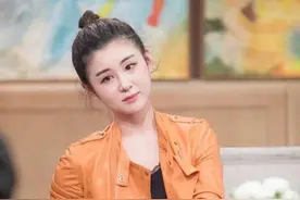 李小萌终于时尚一回，穿橙色皮衣配针织阔腿裤，高麻花辫好减龄图片